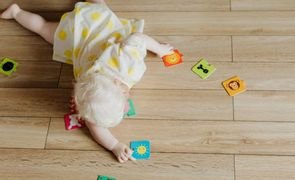 Com quantos meses o bebê começa a engatinhar