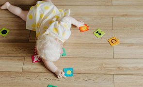 Com quantos meses o bebê começa a engatinhar