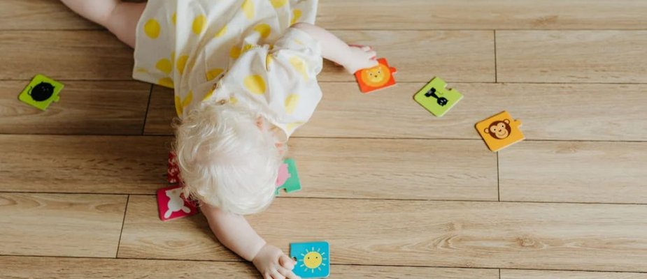 Com quantos meses o bebê começa a engatinhar? Com quantos meses o bebê começa a engatinhar?
