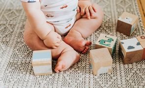 Com quantos meses o bebê começa a sentar