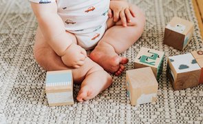 Com quantos meses o bebê começa a sentar