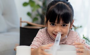 como fazer lavagem nasal em bebe